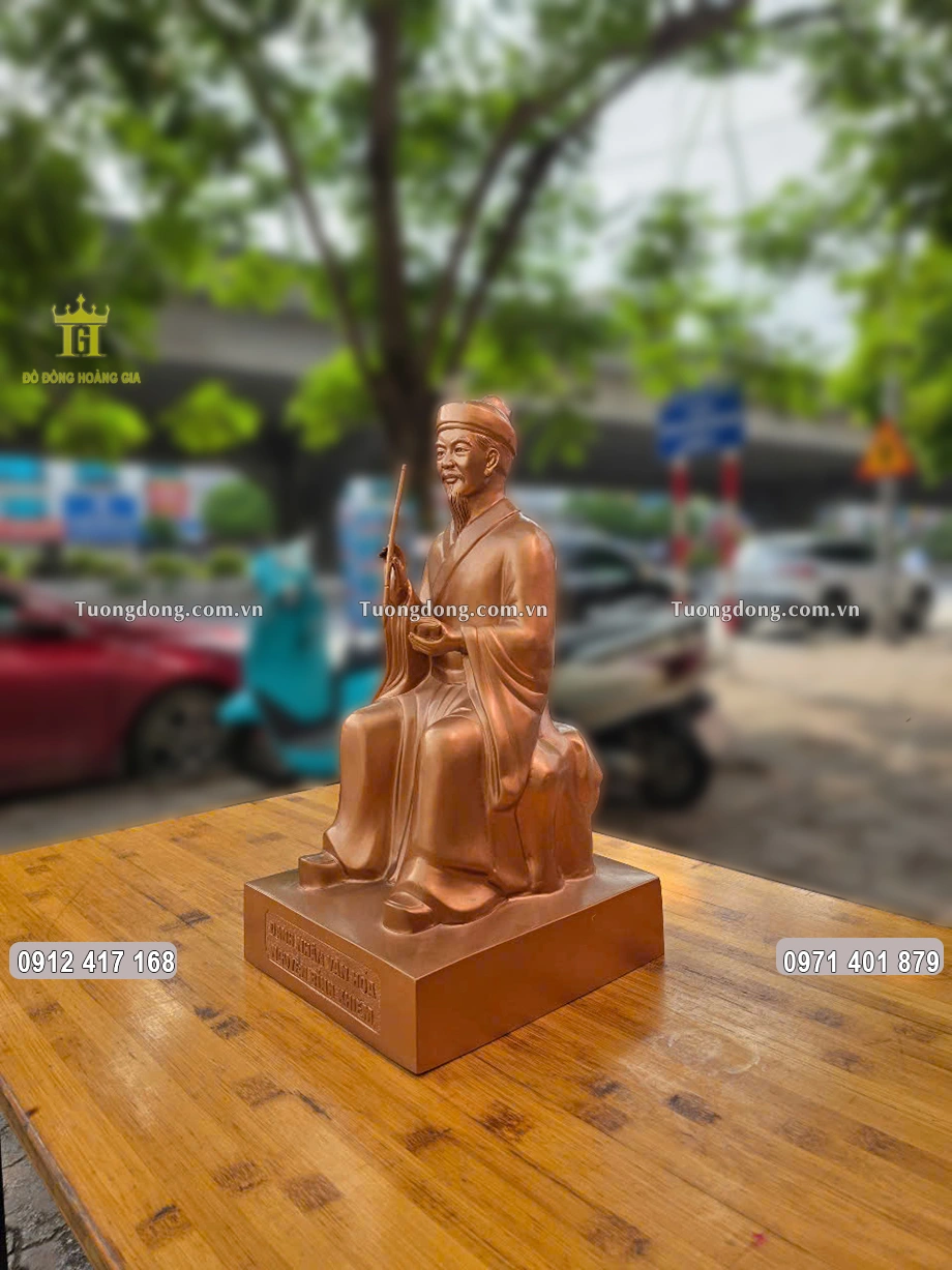 Hình ảnh nhìn nghiêng của bức tượng đồng